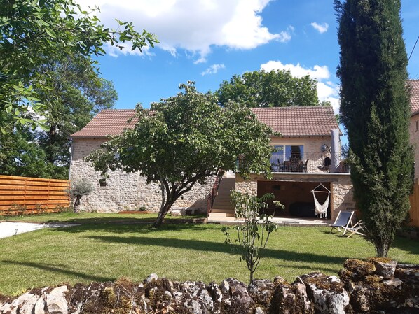 Property grounds - Bergerie du Mas de Darre (with spa, terrace and garden) between Lot and Aveyron. (Sainte-Croix)