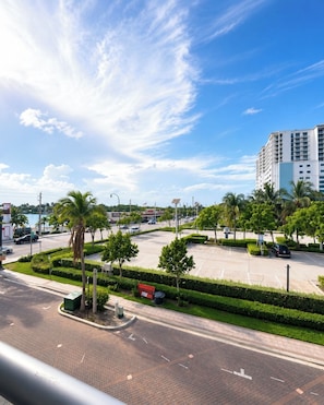 Property grounds - Hollywood Beach Steps Away - Amazing Apartment! (Hollywood)