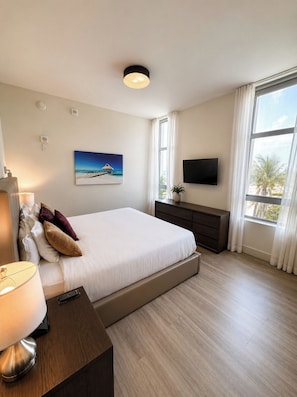 1 bedroom, iron/ironing board, WiFi, bed sheets - Hollywood Beach Steps Away - Amazing Apartment! (Hollywood)