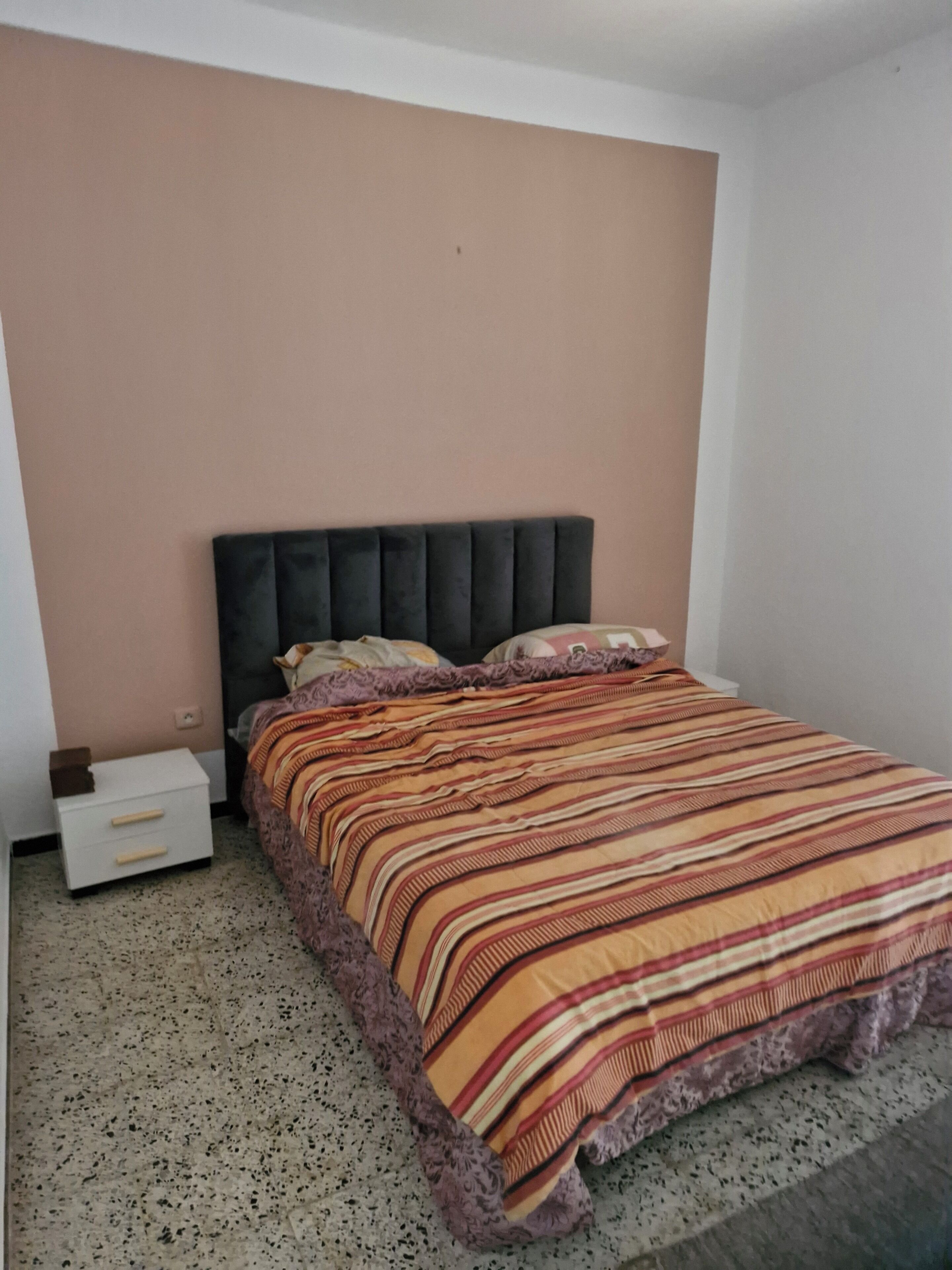 1 habitación y tabla de planchar con plancha 