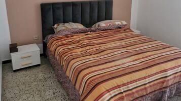 1 chambre, fer et planche Ă repasser