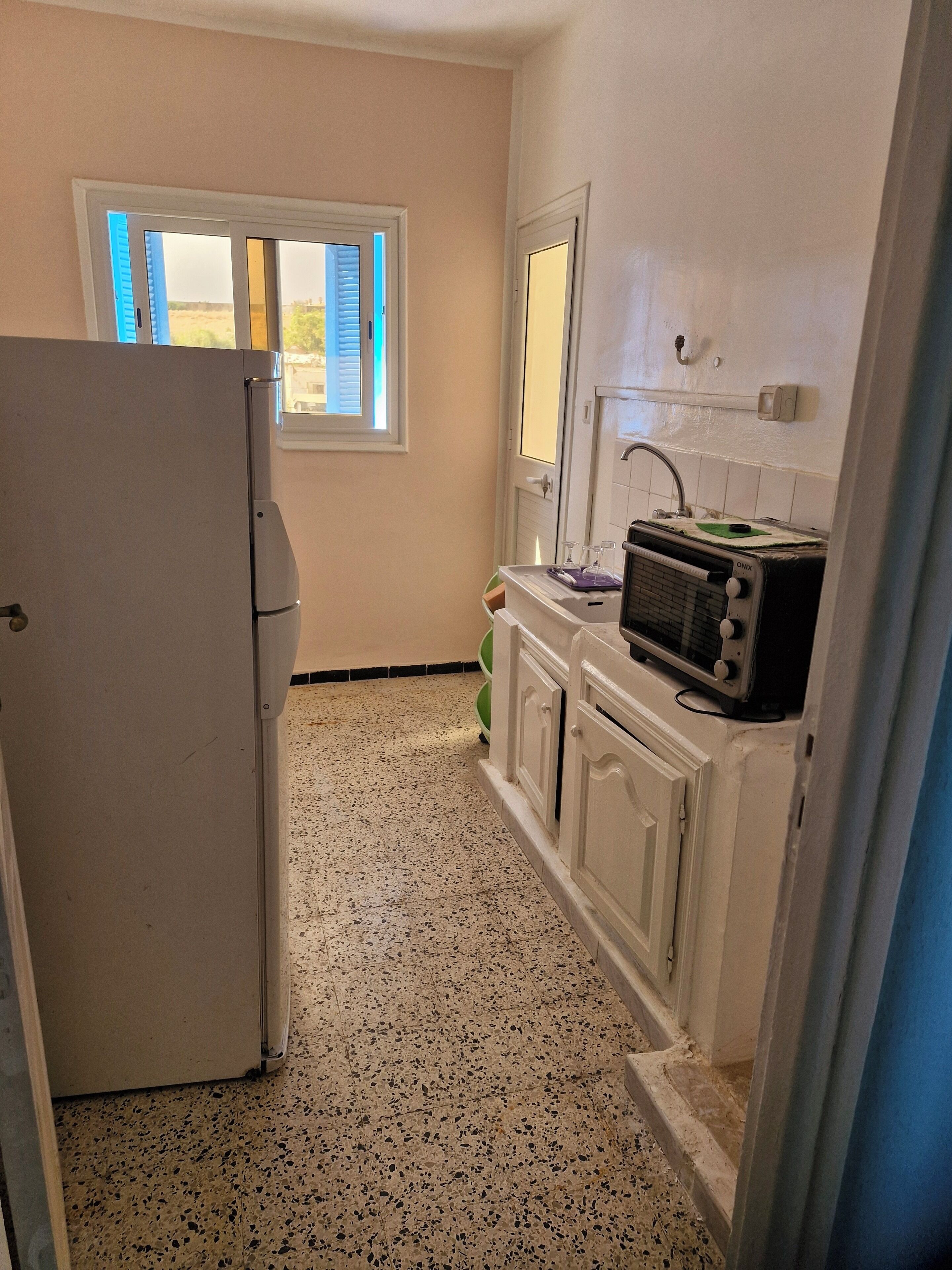 Een koelkast, een microgolfoven, een kookplaat