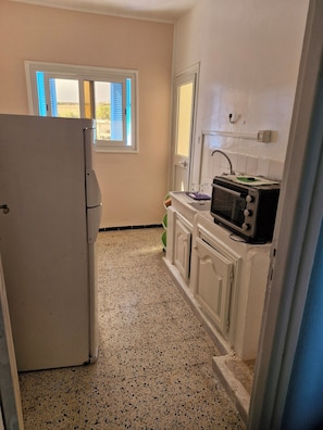 Kühlschrank, Mikrowelle, Herdplatte, Wasserkocher mit Kaffee-/Teezubehör
