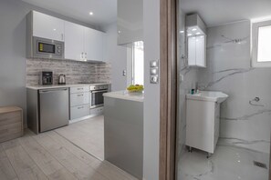 Réfrigérateur, four à micro-ondes, un four, surface de cuisson