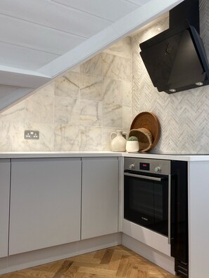 Fridge, oven, stovetop, coffee/tea maker - The Beach Retreat in Whitstable (Whitstable)