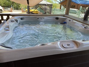Outdoor spa tub - Poblado Log Cabin Camper  (Boquerón)