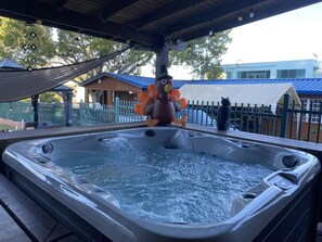Outdoor spa tub - Poblado Log Cabin Camper  (Boquerón)