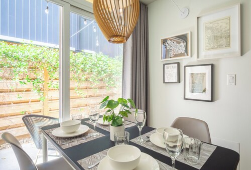 Luxury Apartment In Best Area, 94 walk score. With AC, Laundry, and Patio