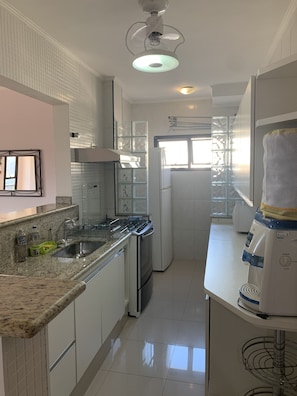 Geladeira, micro-ondas, fogão, cooktop