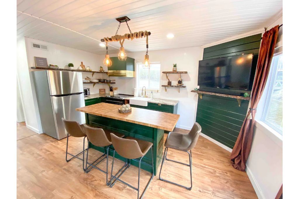 Custom Floating Cabin on Mississippi River backwater with a HOT TUB!