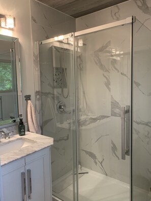 Dusche, Handtücher, Seife, Shampoo