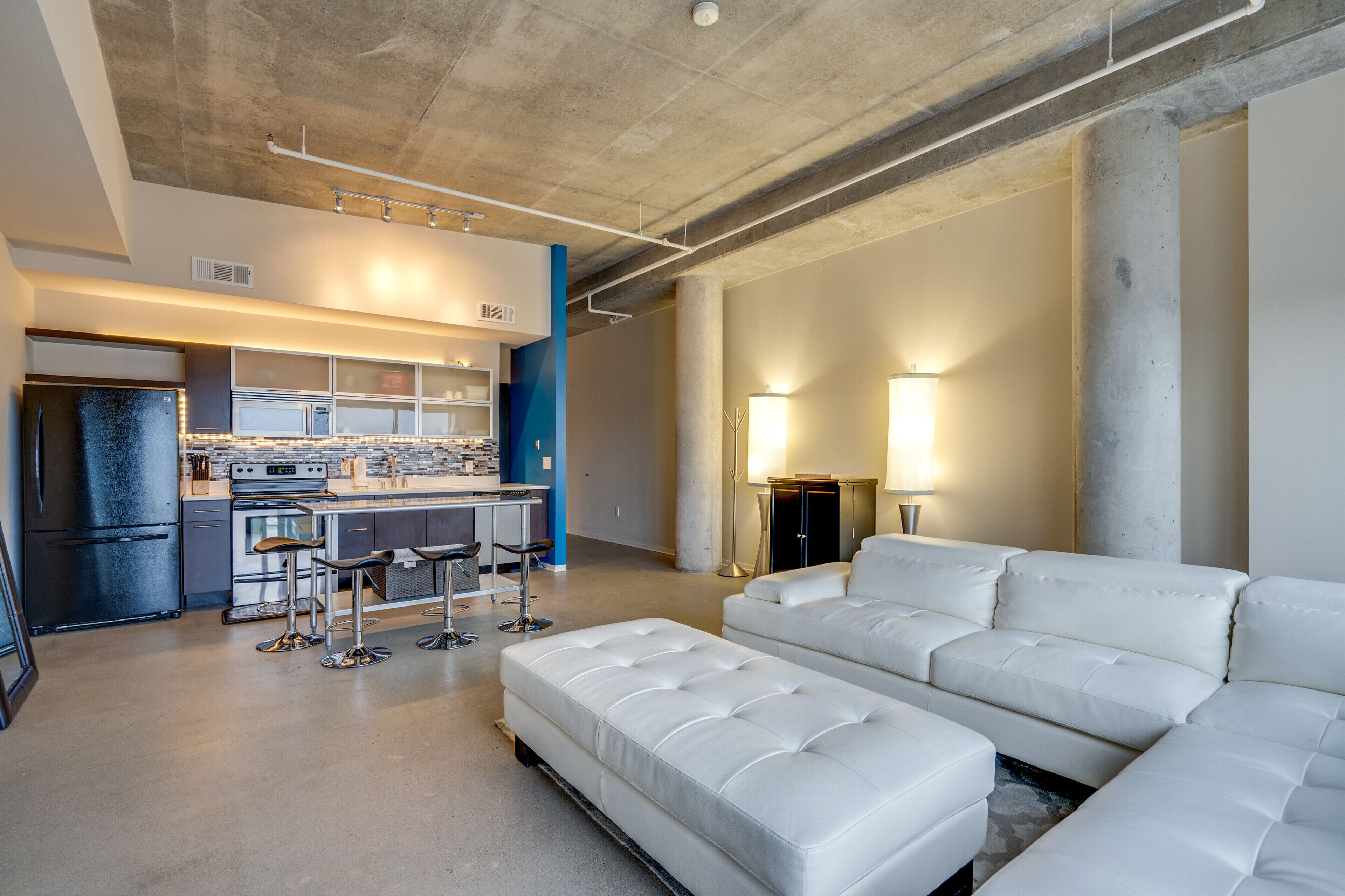 Top Floor City Living 1BR Condo 30 day min with rooftop deck