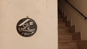 Señal circular con icono de una casa y un piano, indicando una sala de piano.