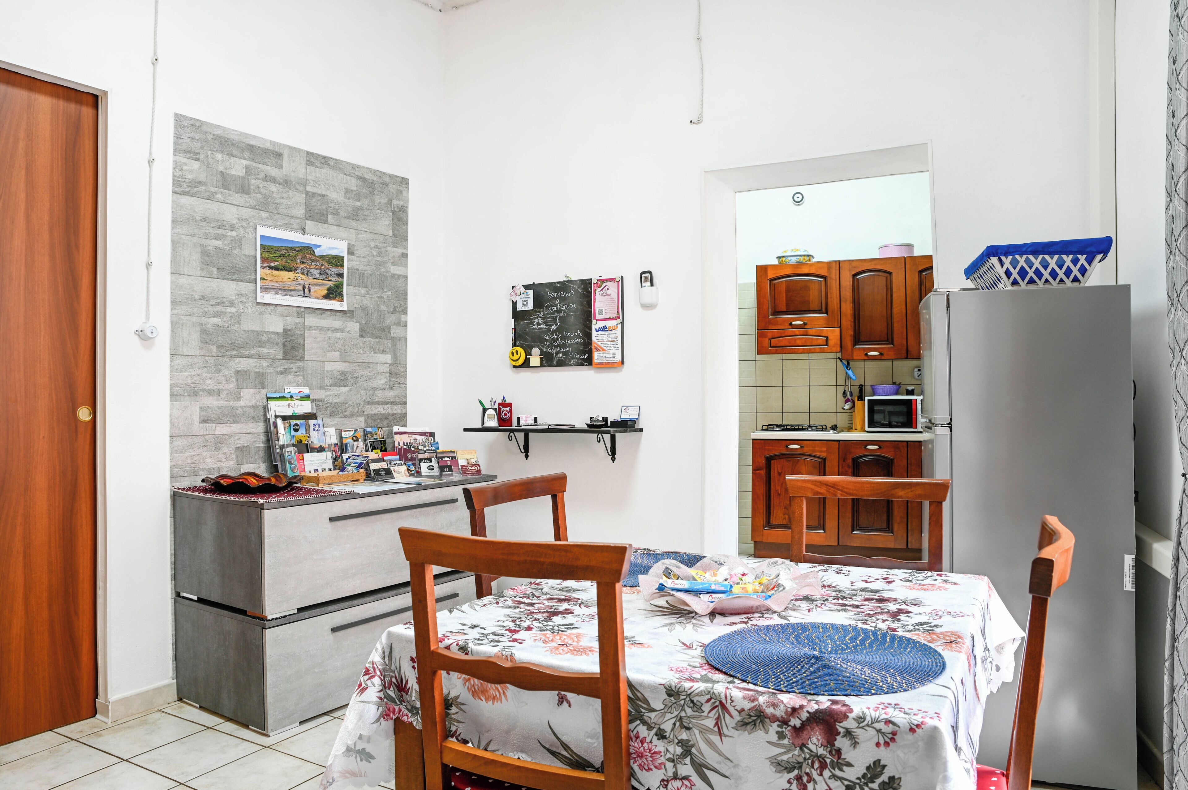 Kühlschrank, Mikrowelle, Herdplatte, Wasserkocher mit Kaffee-/Teezubehör