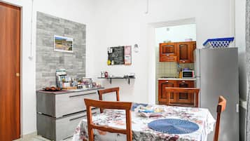 Kühlschrank, Mikrowelle, Herdplatte, Wasserkocher mit Kaffee-/Teezubehör