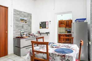 Refrigerador, microondas, parrilla de estufa y cafetera y tetera 