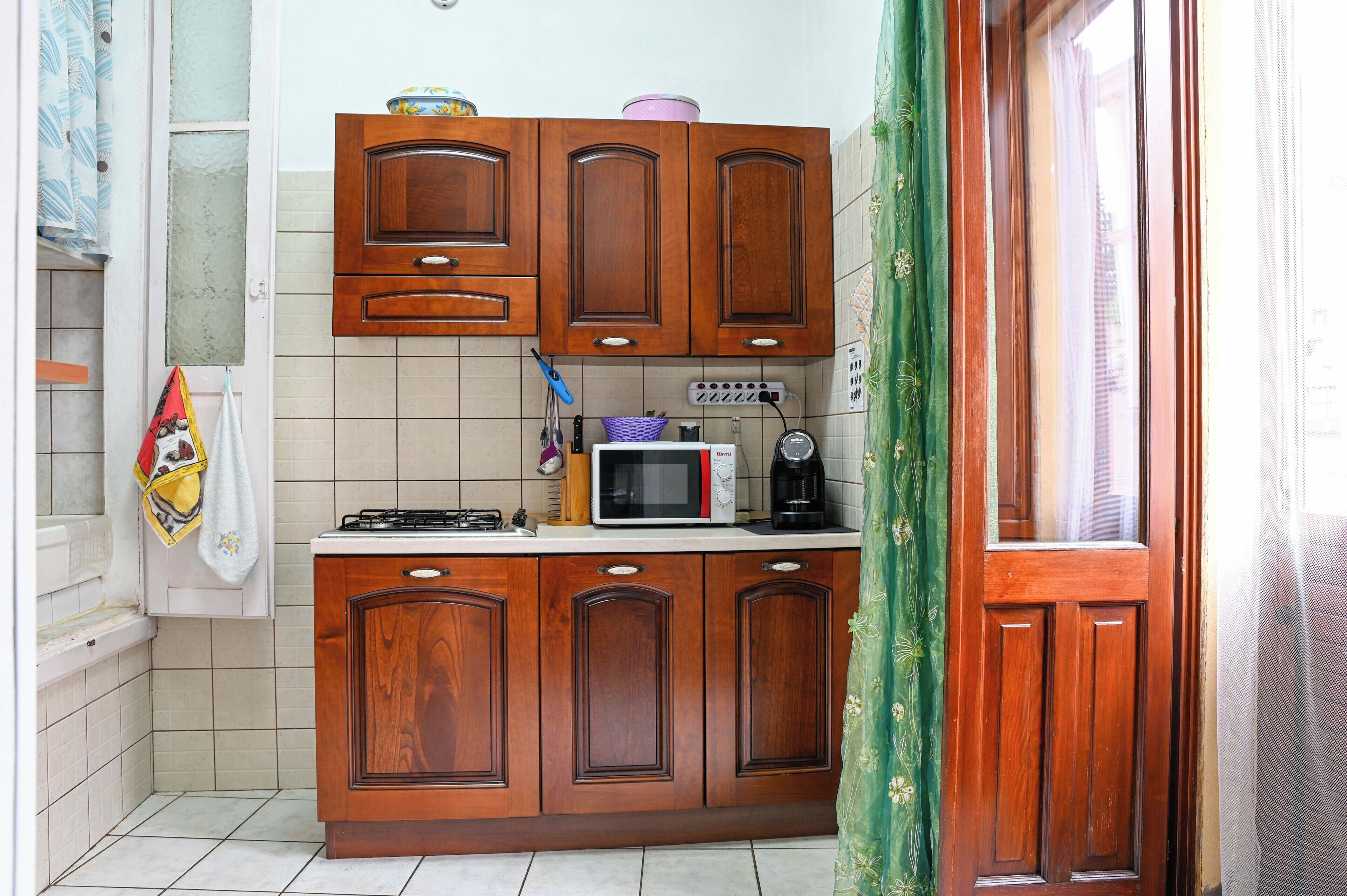 Kühlschrank, Mikrowelle, Herdplatte, Wasserkocher mit Kaffee-/Teezubehör