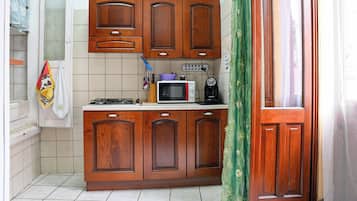 Kühlschrank, Mikrowelle, Herdplatte, Wasserkocher mit Kaffee-/Teezubehör