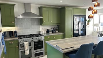 Een koelkast, een magnetron, een oven, een kookplaat