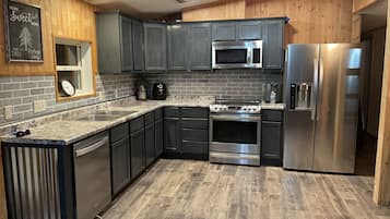 Frigorífico, microondas, horno y placa de cocina