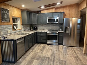 Jääkaappi, mikroaaltouuni, uuni, liesi