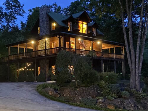 Private Cabin with  Mountain Views, Fire pit, Wraparound Deck, and Game room!