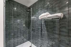 Dusche, Haartrockner, Handtücher
