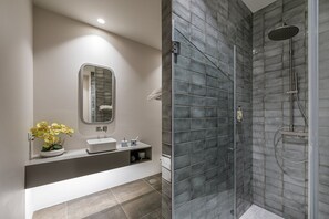 Douche, sèche-cheveux, serviettes fournies