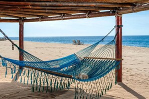 Una playa cerca, sillas reclinables de playa, toallas de playa