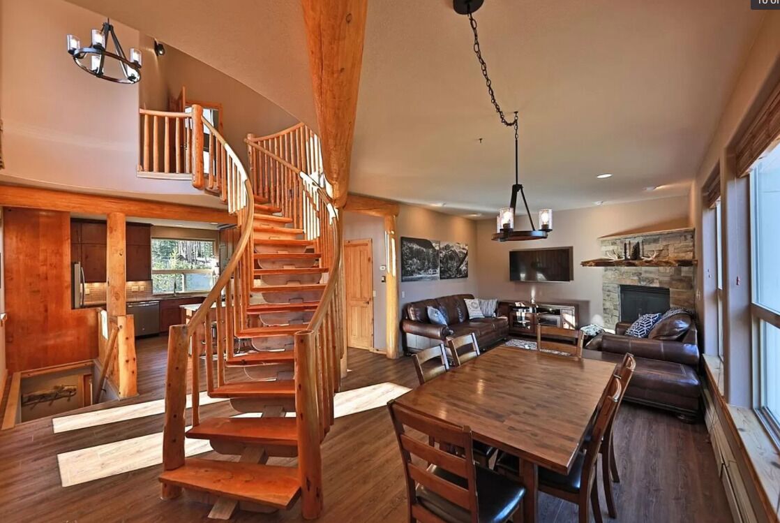 Luxury 3 story, 4 Bedroom townhome, ski out, across from Vasquez trail head!