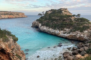 On the beach, sun-loungers, beach towels - Traumhaus am Meer - der Wohl Schönste Sundowner der Insel (Cap des Moró)