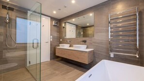 Douche, sèche-cheveux, serviettes fournies