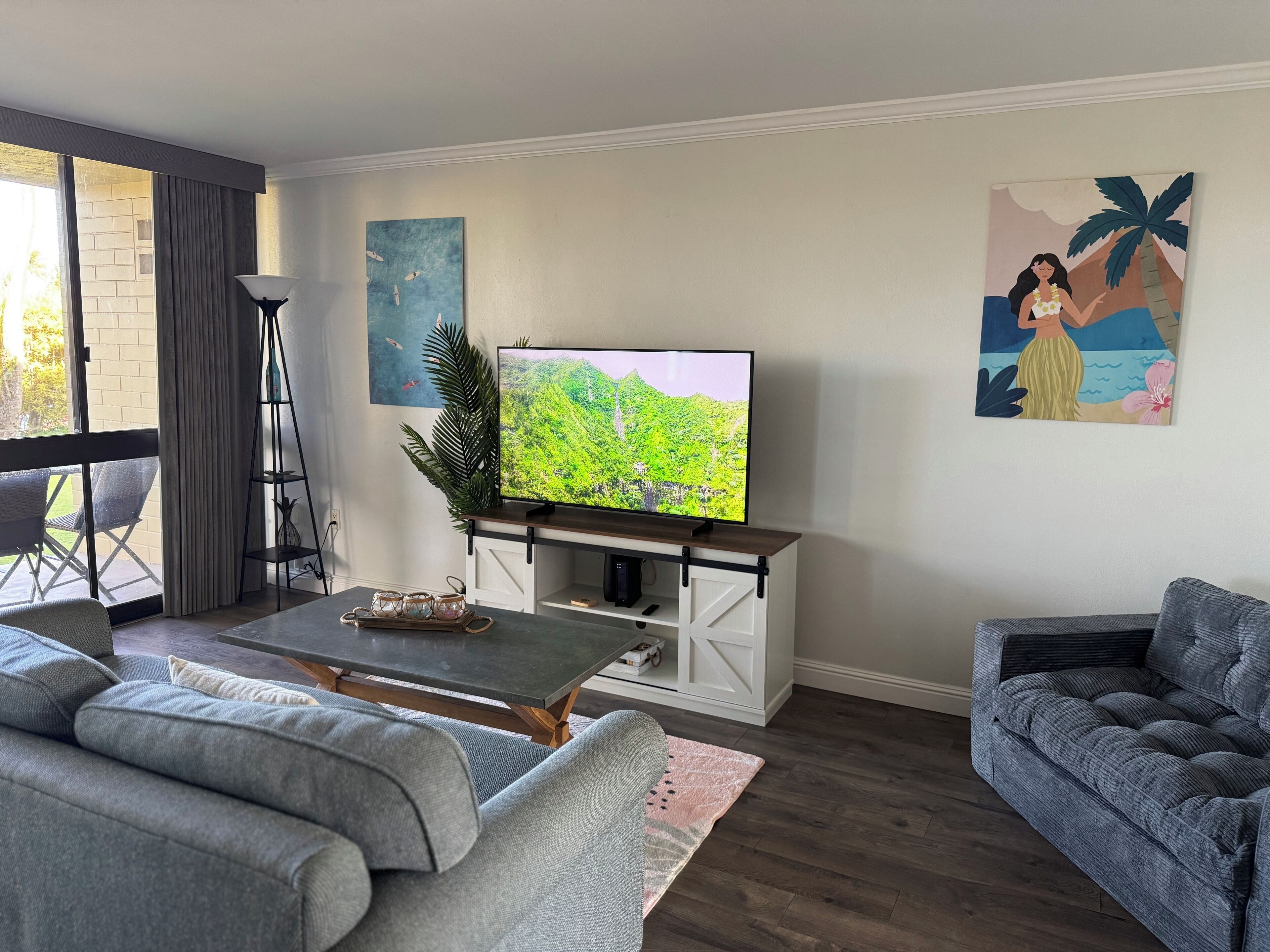 Een smart-tv en boeken