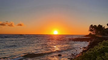 Playa en los alrededores, camastros y toallas de playa