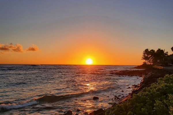 Perto da praia, espreguiçadeiras, toalhas de praia