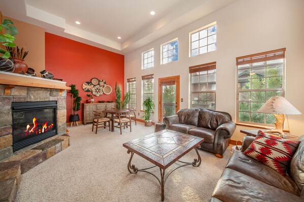 TV connectée, cheminée, livres