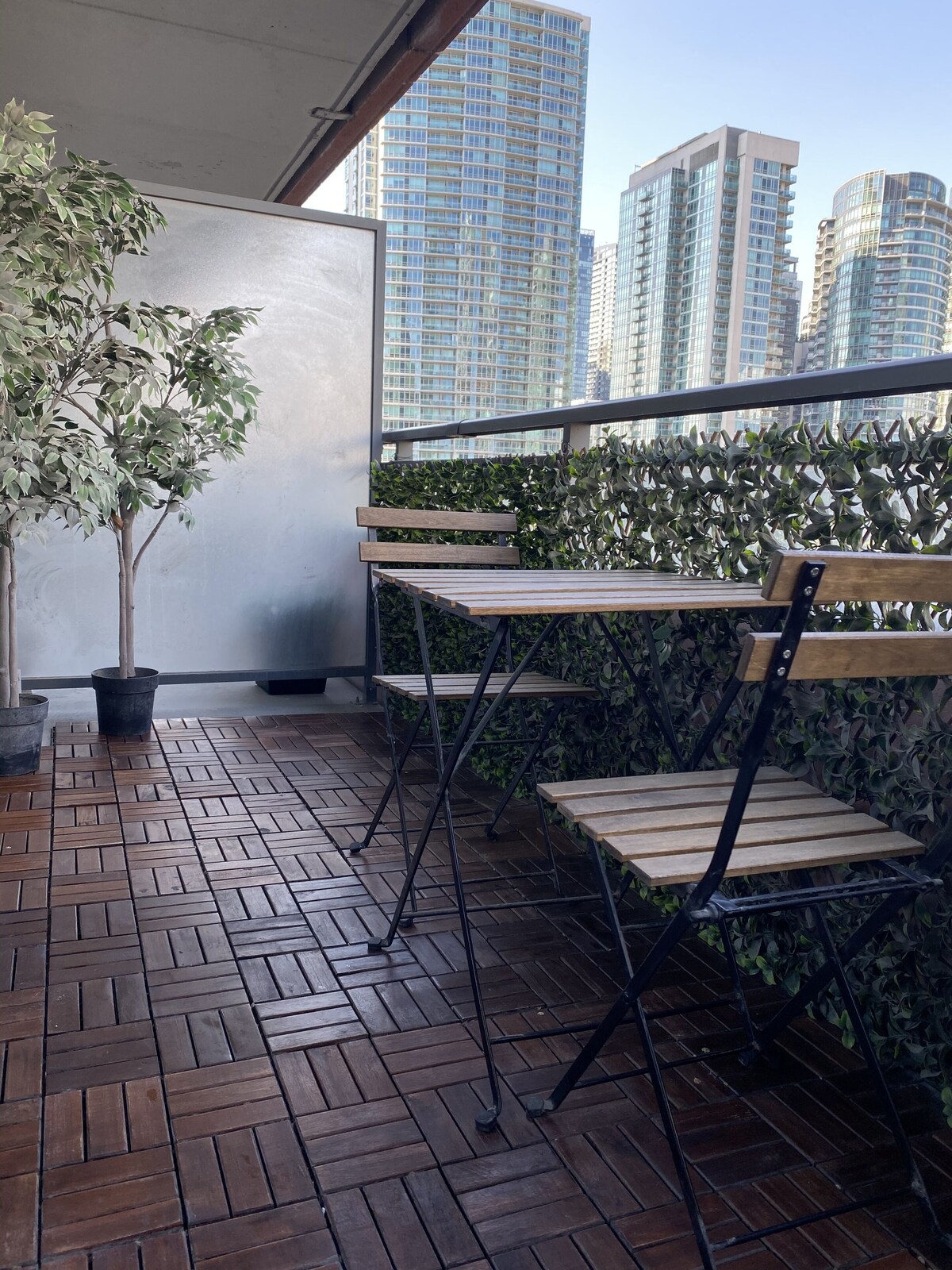 Stylish Fully Furnished 1 Bedroom Condo close to CN Tower