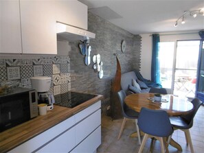 Refrigerador, lavavajillas, tostadora, utensilios de cocina