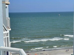 On the beach - HS-1115 Experience ocean views from a spacious 2-bedroom condo in Myrtle Beach (Myrtle Beach)