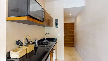 Micro-ondes, plaque de cuisson, cafetière/bouilloire