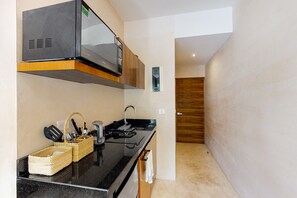 Mikrowelle, Herdplatte, Wasserkocher mit Kaffee-/Teezubehör