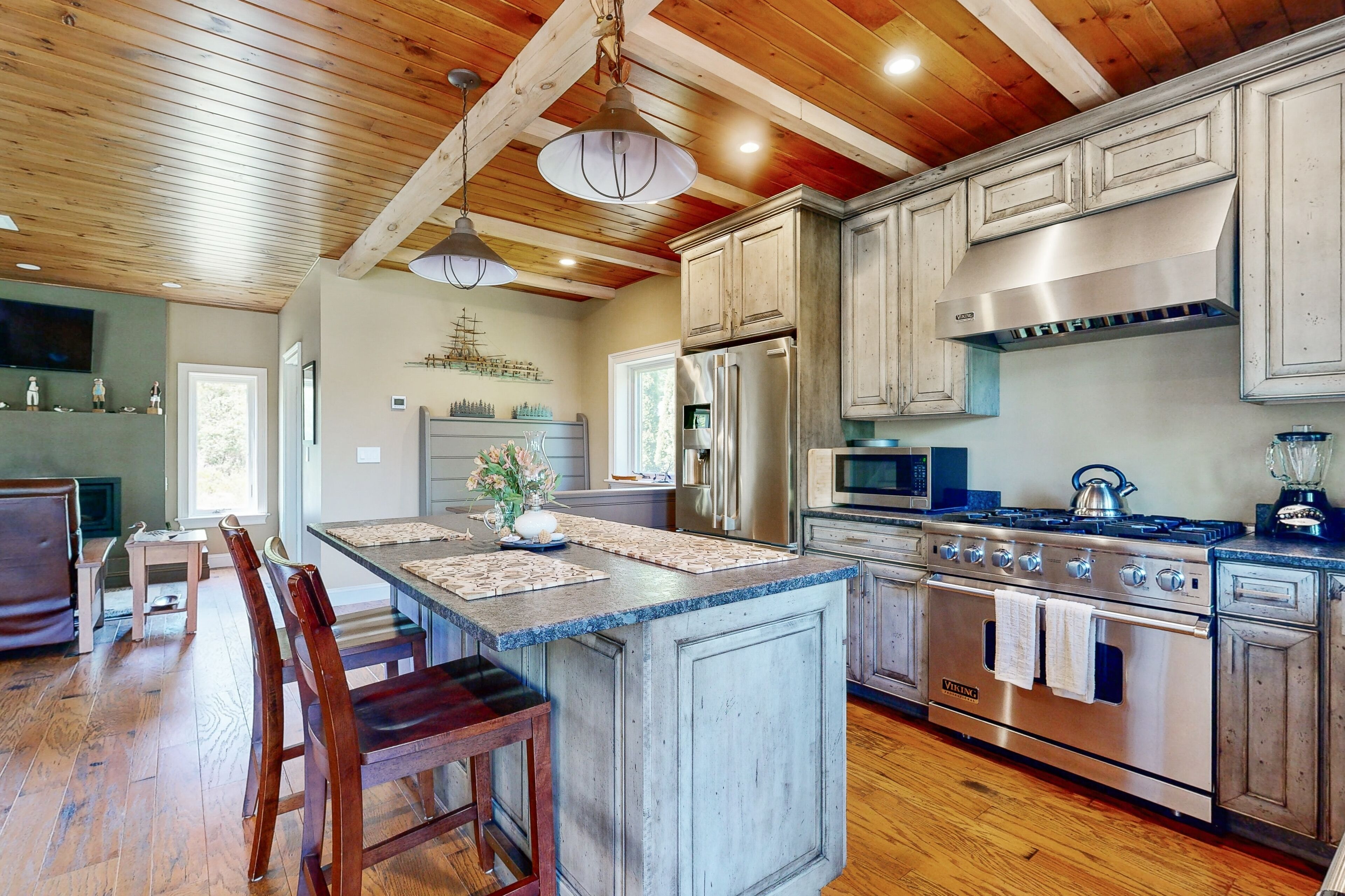 Kylskåp, mikrovågsugn, ugn och spishäll