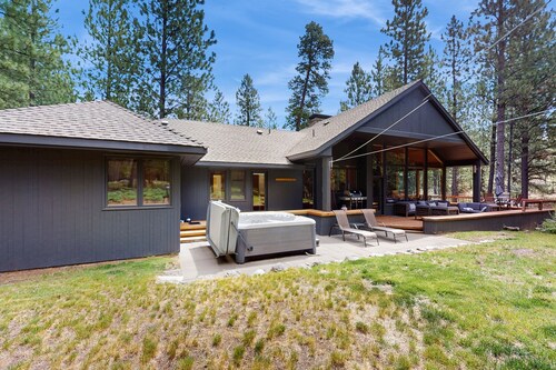 Dog-friendly home with private hot tub, high-speed WiFi, & central AC