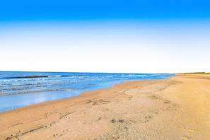 Beach nearby - Dog-Friendly Home with Shared Pool, High-Speed WiFi, Washer/Dryer, & Central AC (Cape San Blas)