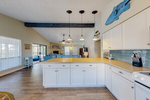 Køleskab, mikrobølgeovn, ovn, kogeplade