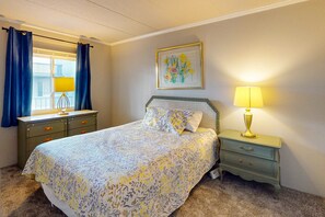 2 bedrooms, iron/ironing board, free internet, bed sheets