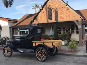 Breakfast at Wilma's only a 2 minute walk. - Super Cute BlueDoor Apt- on Little Balboa Island. (Balboa Island)