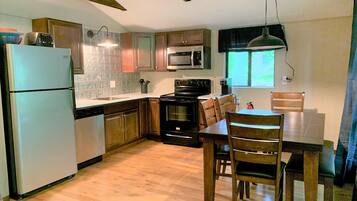 Frigorifero, microonde, forno, piano cottura