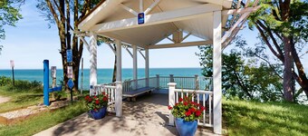 Rustic beach cottage with partial lake views, grill, & WiFi - great location