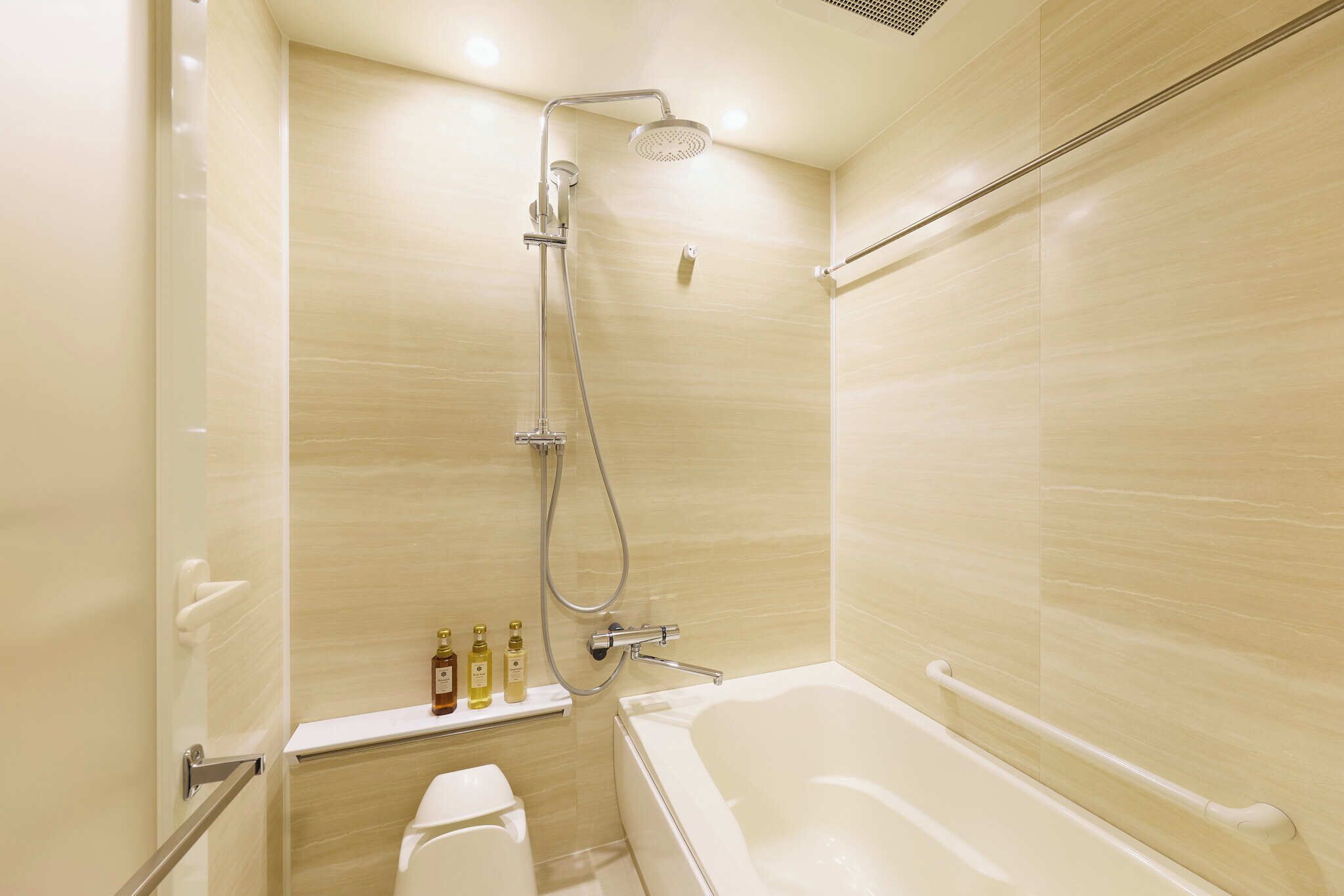 Separate bathtub and shower, free toiletries, hair dryer, slippers